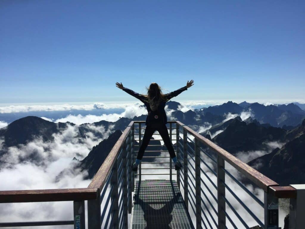 C’est quoi être indépendant? Mon conseiller à la banque me dit l’être aussi…